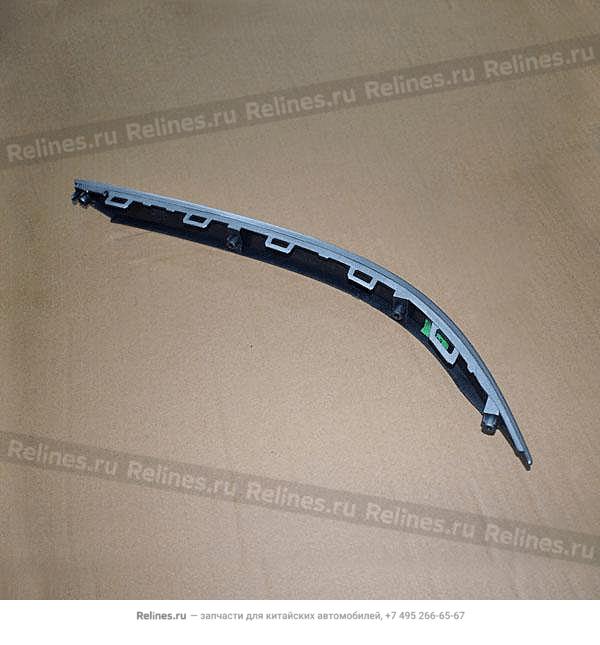 RH trim strip-rr bumper