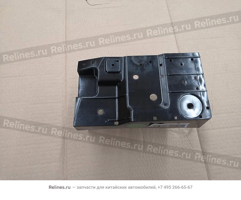 Кронштейн крепления брызговика радиатора левый