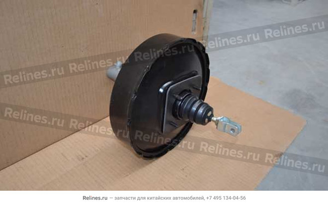 Vacuum booster with brake cylinder